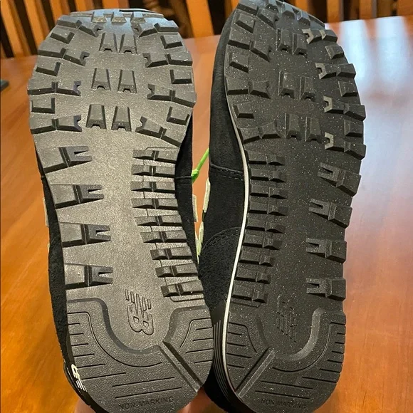 NWT 574 New Balance Kids Black Sneakers with Green Accents big kids size 7